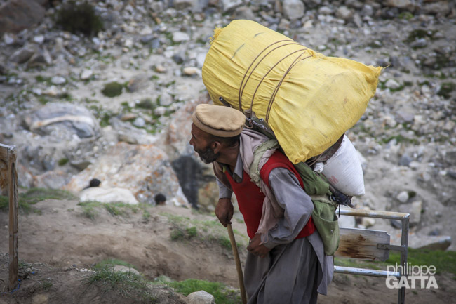 Porter at Urdukas (Photo © P. Gatta)