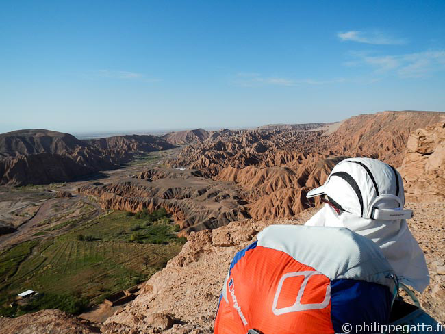 An Oasis and the Valley of Death (© P. Gatta)