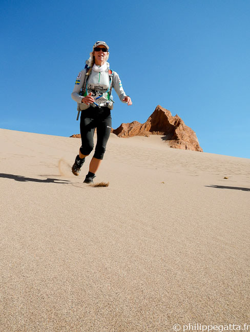 Anna descending a big dune (© P. Gatta)