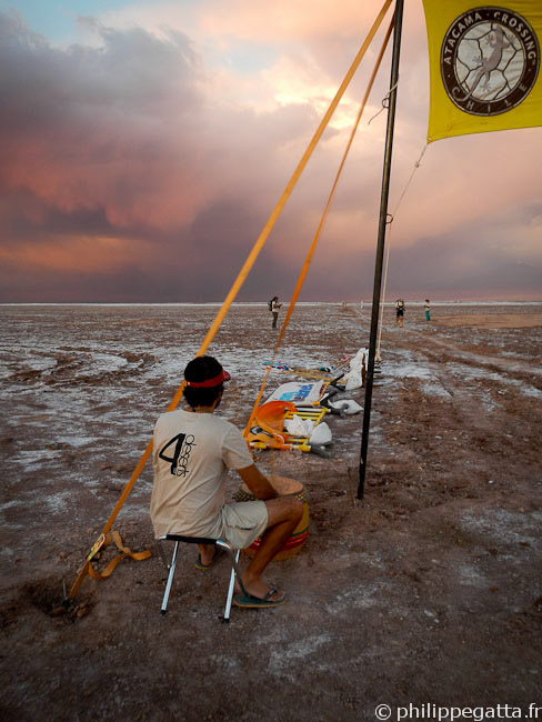 Last competitors arriving under a stormy sky (© P. Gatta)