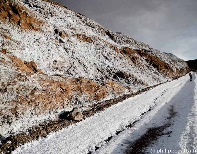 Salt covering the ground in the Moon Valley (© P. Gatta)