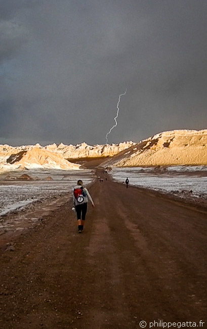 Lightning in the Moon Valley (© P. Gatta)