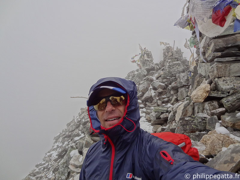 Crossing Chyargola La in snow, Dolpo (© P. Gatta)