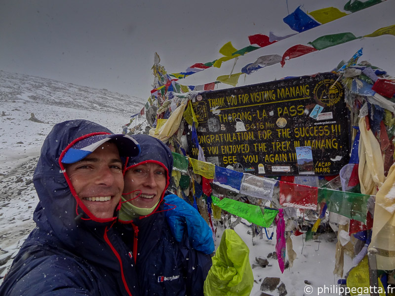 Philippe and Anna crossing Torong La (5,416m), Annapurna (© P. Gatta)
