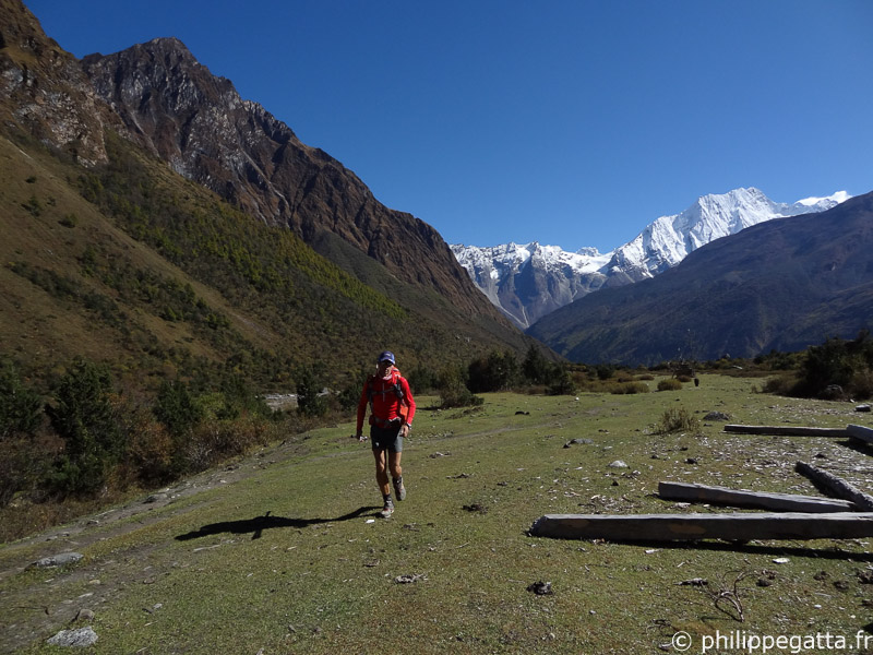 Running around Manaslu (© A. Gatta)