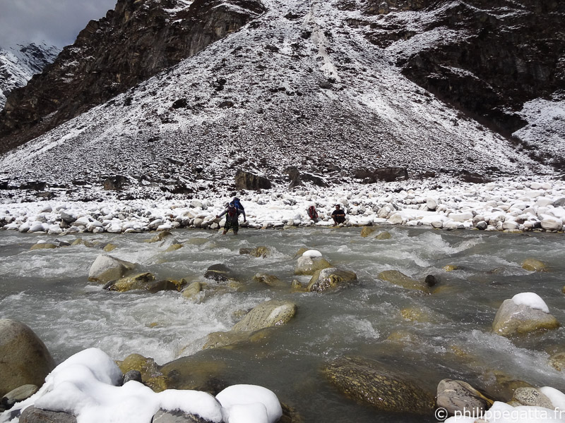 Crossing the Langtang Khola, Langtang (© P. Gatta)