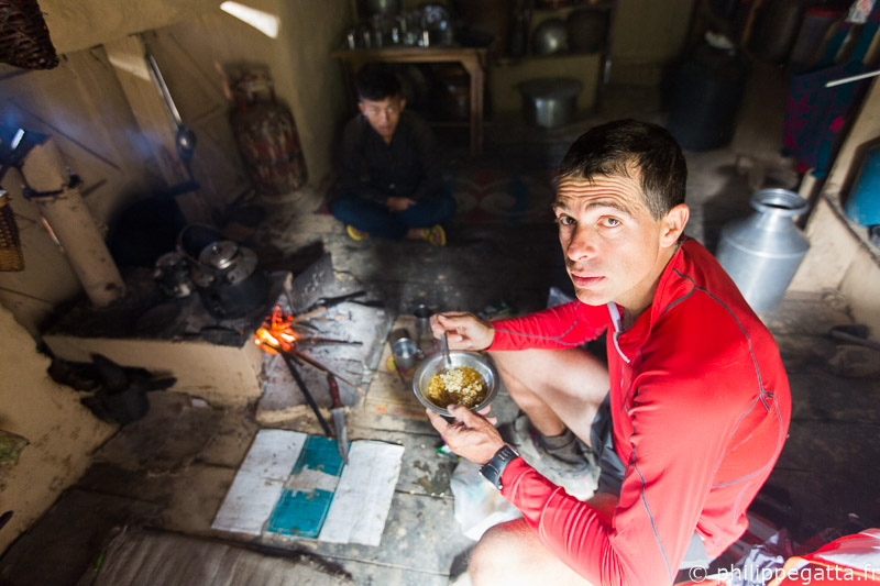 Eating a noddle soup along the way, Ganesh Himal (© A. Gatta)