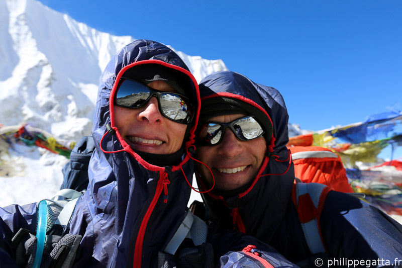 Anna and Philippe crossing Larkya La, Manaslu (© P. Gatta)