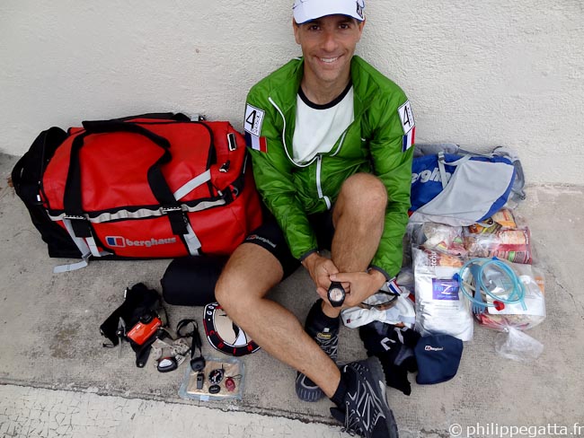 Kit and food for the Gobi March (© P. Gatta)