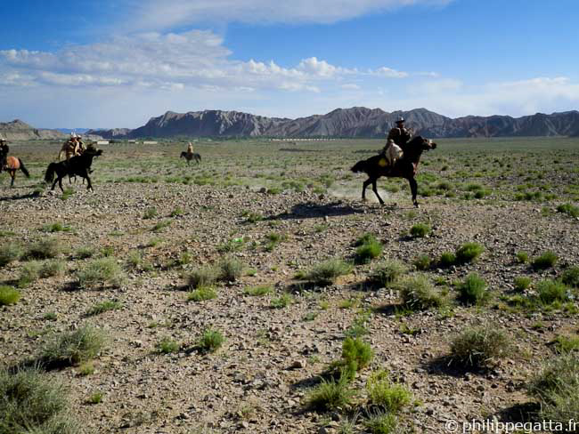 Riders playing Buzkashi with a goat carcass (© P. Gatta)
