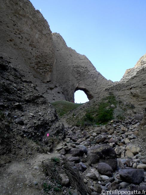 Running up toward the Shipton's Arch (© P. Gatta)