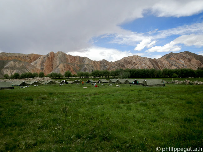 Camp at the end of Gobi March stage 4 (© P. Gatta)