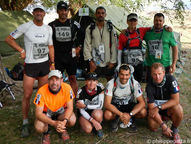 The tent #3, up: Dan, Fabrice, Youssef, Sanya, Brad. Down: Nicolas, Cécile, Philippe, Frederic (© P. Gatta)