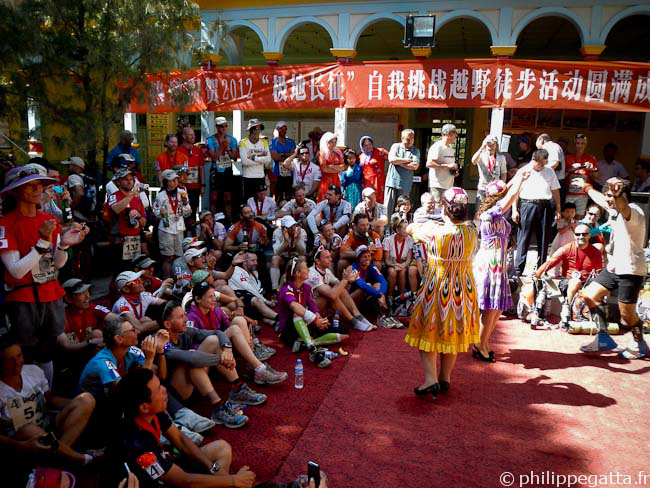 Local dance at the finish line of the Gobi March (© P. Gatta)