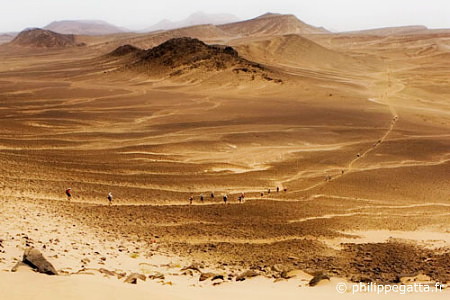 Between the CP1 and CP2 of Marathon des Sables (© P. Gatta)