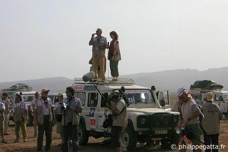Patrick Bauer's briefing before the start (© P. Gatta)
