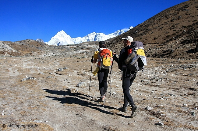 Philippe Gatta and Fabien Brusson (runner and cameraman). Strong wind on the Cho Oyu (© P. Gatta et Patrice Coutaz)