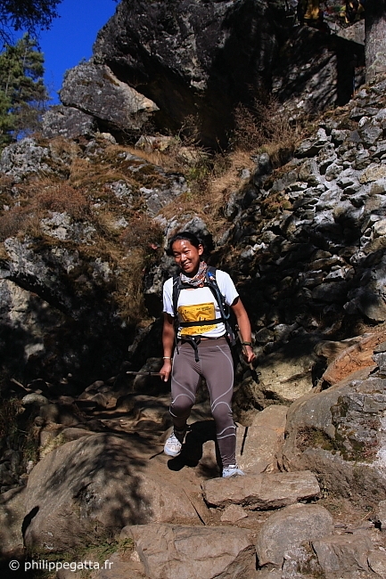 Yangdi Lama Sherpa at the bottom of climb of Namche Bazar (© A. Gatta)