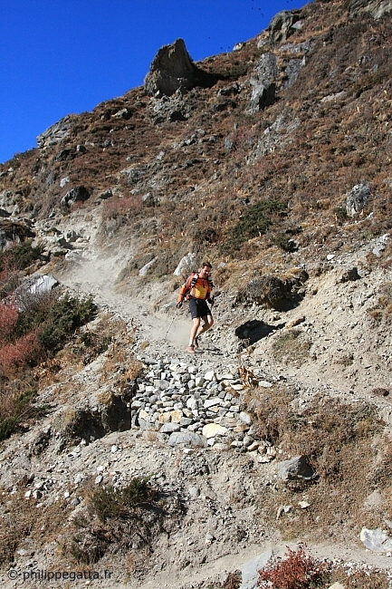 Mickaël Delonglée between Tengboche and Ama Dablam BC (© A. Gatta)