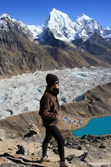 Anna Gatta at the top of Gokyo Ri. The lake and the village of Gokyo below and the Cholatse behind (© P. Gatta)