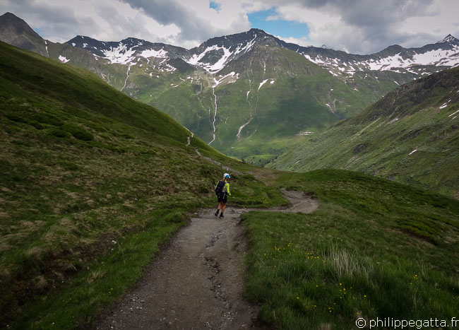TMB: going down from the Grand Col Ferret (© P. Gatta)