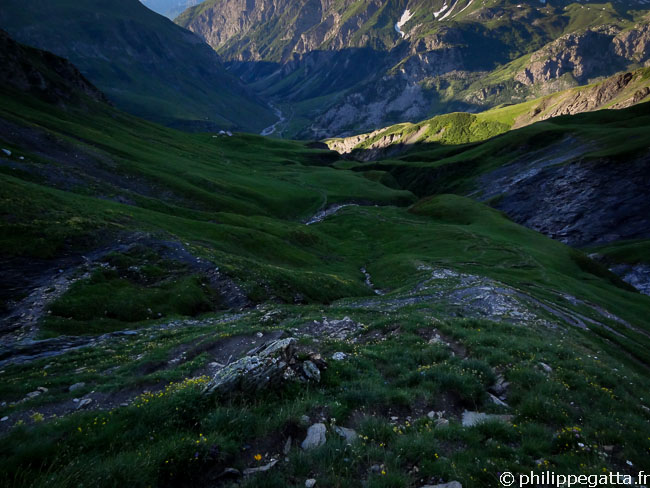 TMB: descent from la Croix Col du Bonhomme to Chapieux (© P. Gatta)