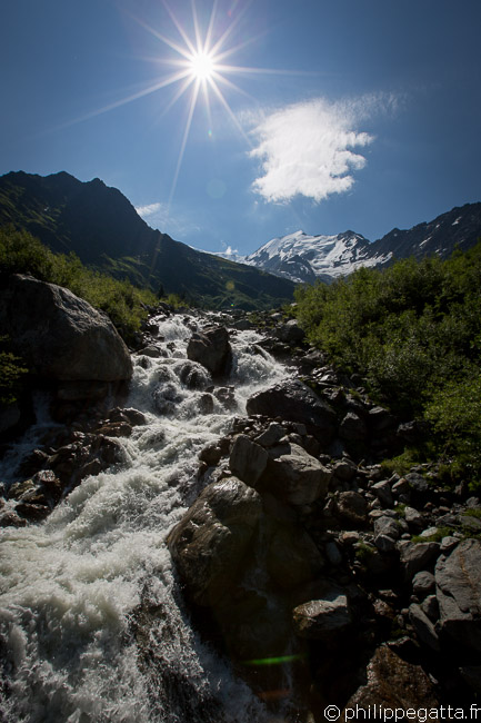 TMB: crossing a river below Glacier of Bionnassay (© P. Gatta)