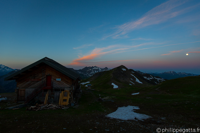 Sunrise and full moon over the Refuge de la Croix Col du Bonhomme (© P. Gatta)