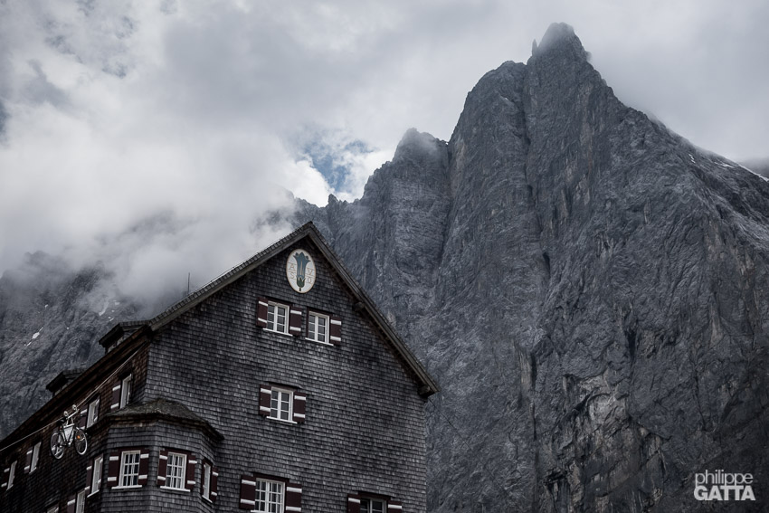 Falkenhütte and the Laliderer Spitze behind, Karwerndel, Austria (© P. Gatta)